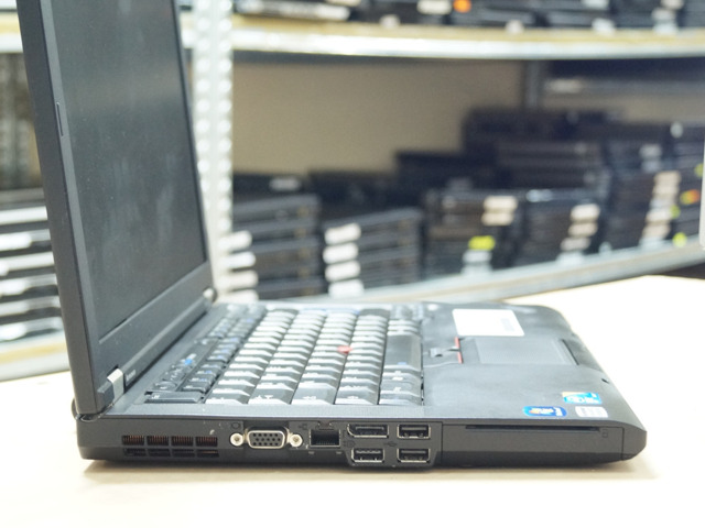 Изглед отдясно на Lenovo ThinkPad T410