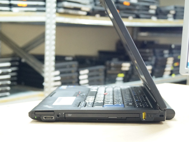 Изглед отляво на Lenovo ThinkPad T410